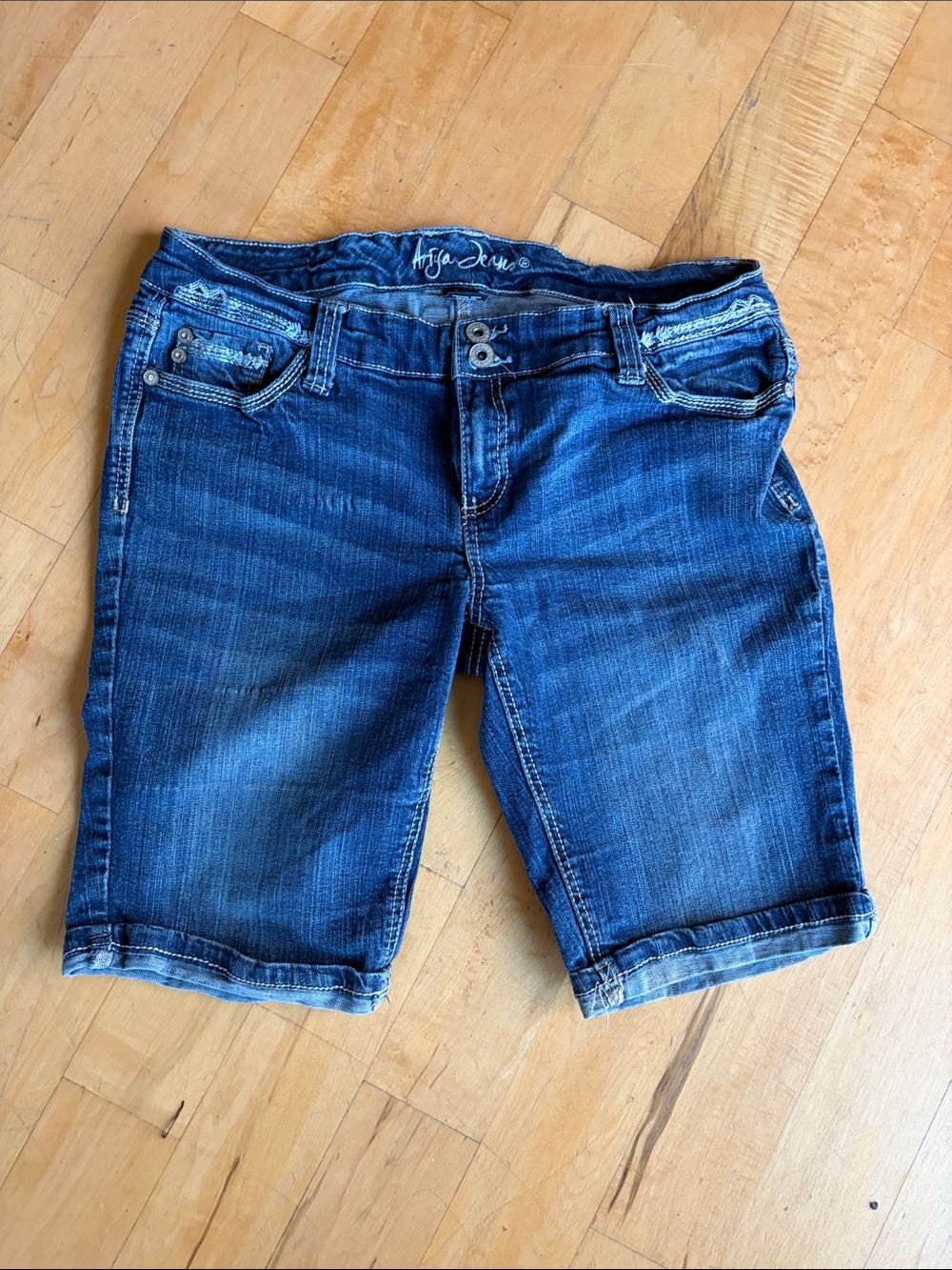 Ariya Shorts Womens Bermuda Med Wash, Embroidered Detailed  Stretch Size 13/14